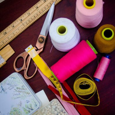 stage débutant une journée pour apprendre à coudre avec machine à coudre à l'atelier bobine marseille